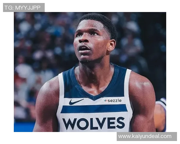 兰德尔上半场表现稳定11投6中贡献14分4篮板1助攻1抢断